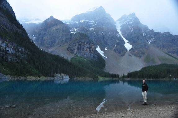 Caminhada pelo incrível Lake Moraine, na região de Lake Louise, em Alberta, no Canadá
